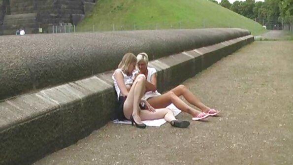 Seksualus barmenas tualete čiulpė girtą svečio gaidį.