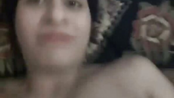 Jis šaudo pirmuoju asmeniu, kai jo mergina trūkčioja nuo gaidžio ir trina jį tarp krūtų.