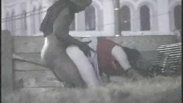 Sekretorė, atliekanti blowjob po stalu darbo valandomis.