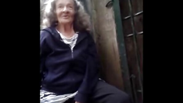 Tobula naminė mergina su savo mylimuoju žaidžia su žaislais ir čiulpia gaidį.