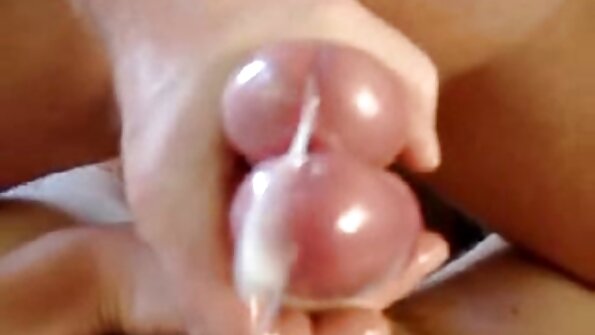 Atidengta geidulinga MILF su dideliu grobiu ant stalo.