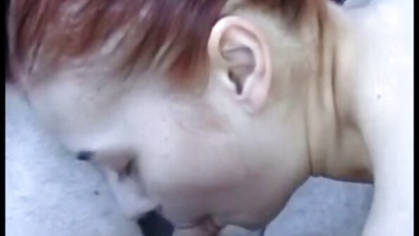 Blowjob ir footjob yra apie ją.