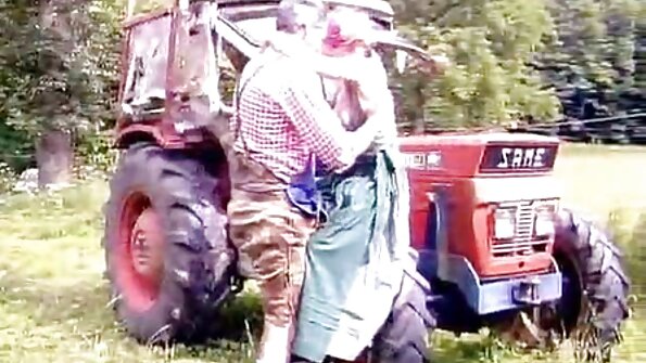 Mergina negalėjo atsispirti išgirdusi, kaip dulkinama jos draugė.