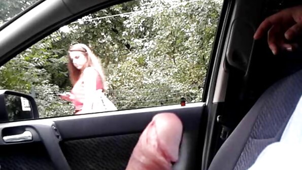 Subrendęs linksminasi vonioje prieš darbą.